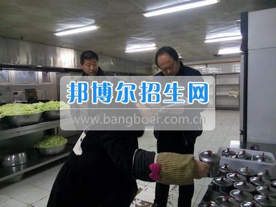 市食藥局、教育局領導到四川省什邡市職業(yè)中專學校食堂檢查開學工作