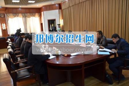 州委、州政府主要領導調研大理衛校整體搬遷建設工作 2月10日下午,州委書記陳堅和州委副書記、州長楊健等領導蒞臨大理衛校(大理護理職業學院)海東新校區,對學校整體搬遷項目建設情況進行實地調研,并在龍山國際會議中心主持召開推進大理衛校(大理護理職業學院)整體搬遷建設專題會議。楊泓濤校長代表學校匯報了學校的工作情況,海開委、州衛計委、州教育局、州財政局、州發改委、州委編辦、州人社局、州審計局等部門領導對大理衛校(大理護理職業學院)整體搬遷建設情況進行了匯報說明。 會上,陳堅書記強調,各主管部門要站在促進全州教育、衛生事業發展的高度,加強協調聯動,幫助解決大理衛校整體搬遷工作推進上的瓶頸問題,以高標準、嚴要求組織驗收和掃尾工作,保證施工安全、建筑安全及搬遷后的校園安全。楊健州長重申了實現整體搬遷的意義,并要求學校要在升格組建大理護理職業學院的同時,保留大理衛校的牌子和教學優勢,不斷提高辦學質量,擴大辦學規模,為全州衛生事業發展輸送更多優質人才。 此次調研和座談會充分體現了州委、州政府對于學校整體搬遷建設的高度重視,也為學校發展指明了方向。學校領導對州委、州政府長期以來對學校的關心和支持致以衷心的感謝,并表示將按照會議的相關要求,抓實各項搬遷準備工作,確保按時完成搬遷辦學。多措并舉做好資金籌措和師資隊伍建設,齊心協力將大理衛校(大理護理職業學院)打造成為一所具有特色的一流高等護理職業院校。