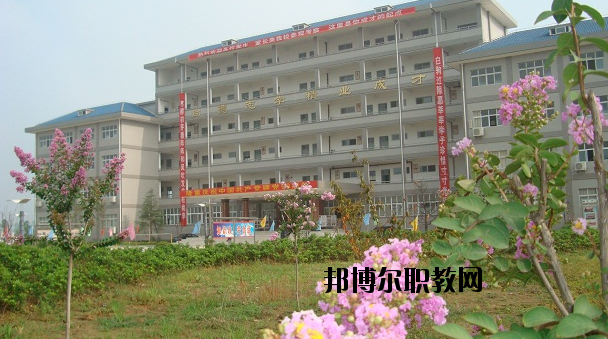 鄂州經(jīng)貿(mào)學(xué)校2020年報(bào)名條件、招生要求、招生對(duì)象