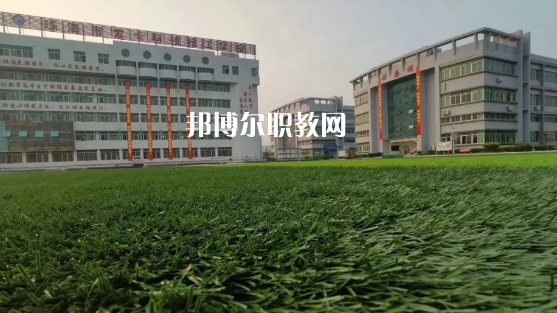 問：珠海索卡科技技工學校怎么樣、好不好?  答:珠海市索卡科技技工學校是經珠海市人力資源和社會保障局批準成立，廣東索卡集團有限公司創辦的以培養中級技術人才為主的全日制中等技工學校。學校位于粵港澳大灣區的珠海市后花園高欄港經濟區平沙鎮，是2020年珠海市西部地區僅有的一所中等職業學校。學校被列為廣東省足球協會(珠海)培訓實驗基地、珠海市新型技能人才培訓基地，珠海市國防與公共安全體驗基地。  珠海索卡科技技工學校就業 學校堅持校企合作的辦學思路，采取訂單式的人才培養模式，與省市足協和部分省內外高等院校、眾多優質企業建立了校企合作關系，學生就業率保持在100%。索卡集團以“體育+旅游”產業開發為核心，多元化經營，業務覆蓋體育、游艇、教育、酒店、醫療、康復康養、產業科研、商業運營、資本投資等領域，2019年正在珠海市平沙鎮投資建設“索卡國際足球小鎮”項目，計劃總投資60億元人民幣。  珠海索卡科技技工學校 學校規劃占地面積205畝，現有建筑面積約3萬平方米，環境優美，交通便利，教學生活設施齊全，是一所獨具特色的技工學校。學校建有標準足球場、籃球場、排球場、羽毛球場、乒乓球場等活動場所。有教學樓、實訓樓、學生公寓樓、學術報告廳、學生社團活動中心等教育教學生活場所。  珠海索卡科技技工學校管理 學校管理科學規范，采取全封閉軍事化管理模式。學校有一支既能從事理論教學，又能指導實訓的“雙師型”隊伍。學校堅持“以就業為導向、以服務為宗旨、以質量求生存、以管理樹形象、以特色謀發展，達到學生、家長、用人單位滿意”的辦學理念，根據市場需求，對接企業建專業，對接崗位設課程，根據興趣選專業，與就業市場緊密對接。  我們的起點可能很低，但我們要有扭轉局面的能力，努力把自己的成績提升上去，很多的學校都是看重統招的分數線的，只有把自己的學習提升上了了，你在考試中才能夠游刃有余，一次考試定乾坤，最后選擇有優勢的學校。