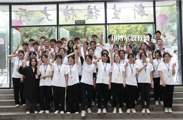 重慶人文藝術職業(yè)學校2022年招生辦聯(lián)系電話