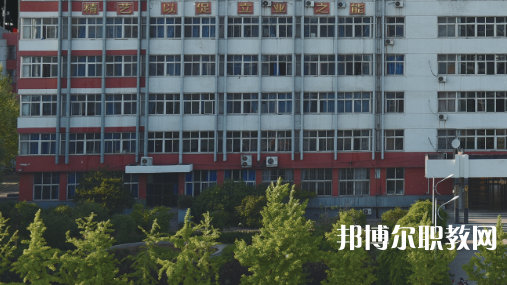 開灤技師學(xué)院招生計劃?每年學(xué)校在招生季節(jié)都會公布自己的招生計劃，那么學(xué)生們在對學(xué)校所進行選擇的時候，是可以具體看看一所學(xué)校的招生計劃，然后再看看學(xué)校所公布的招生要求是否是自己可以滿足的，從而決定對學(xué)校的報讀。  一、開灤技師學(xué)院招生計劃一覽表 二、開灤技師學(xué)院招生情況 1、開灤技師學(xué)院招生條件、要求  身高:1.55米以上。  體重:不低于50公斤，高限不超過標(biāo)準(zhǔn)體重的50%。  視力:裸眼視力左右均在4.7(含47)以上，砂眼左右無第二期三個“十”者，無色弱、色盲者。  耳病:無化膿性中耳炎者。  聽力:左右兩側(cè)均大于80%(包括80%分貝)。  鼻病:無萎縮性鼻炎及較重肥大性鼻炎者。  血壓:90mmHg<收縮壓<140mmHg、60mmHg<舒張壓<90mmHg  心臟:二級收縮期雜音以下和心率在90次/分以下者。  肺臟:無慢性支氣管炎 支氣管哮喘、肺結(jié)核、結(jié)核性胸膜炎等呼吸系統(tǒng)慢性病。  腹部無任何腫物和肝、脾不腫大者(肝大一公分以內(nèi)功能正常者除外)。  對紋身者,面部、頸部紋身直徑不超過2cm，著短裝身體其他裸露部位直徑不超過3cm。面部、頸部紋身直徑超過2cm或其他部位超過3cm的，不合格;如本人能夠積極處理，可視為合格。  輔助檢查、胸透、化驗正常者。  其他:無殘疾、無駝背、無畸形、無較重之扁平足或拇指外翻 無腿部或精索靜脈曲張者,無難治或面積較大之皮膚疾病,無痔或漏者，無疝氣者，無多發(fā)性淋巴腺腫大者，無較重慢性病者，無不適合招錄崗位所要求的身體條件者。  2、開灤技師學(xué)院招生對象  中考生和往屆生，  三、開灤技師學(xué)院簡介 學(xué)校服務(wù)河北省能源、裝備制造等傳統(tǒng)產(chǎn)業(yè)升級，服務(wù)京津冀產(chǎn)業(yè)智慧化水平提升的發(fā)展需求，瞄準(zhǔn)河北省新興產(chǎn)業(yè)、現(xiàn)代服務(wù)業(yè)創(chuàng)新發(fā)展戰(zhàn)略，對接能源(煤炭)，裝備制造、現(xiàn)代服務(wù)業(yè)等產(chǎn)業(yè)設(shè)置專業(yè)，開設(shè)電氣自動化設(shè)備安裝與維修、煤礦技術(shù)、電子商務(wù)、計算機網(wǎng)絡(luò)技術(shù)等專業(yè)16個。  2020年突出發(fā)展現(xiàn)代服務(wù)業(yè)的要求，增設(shè)《幼兒教育》專業(yè)。經(jīng)過幾年發(fā)展，逐步形成“裝備制造業(yè)與現(xiàn)代服務(wù)業(yè)共同主導(dǎo)、傳統(tǒng)產(chǎn)業(yè)與新興產(chǎn)業(yè)雙輪驅(qū)動的發(fā)展格局”相適應(yīng)的專業(yè)布局。  四、開灤技師學(xué)院口碑 校友評價：開灤技師學(xué)院地理位置優(yōu)越，交通十分方便。  校友評價：開灤技師學(xué)院畢業(yè)生就業(yè)前景光明。